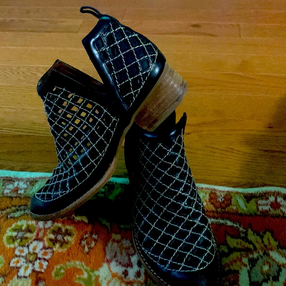 Jeffrey Campbell Black Booties - Picture 1 of 8